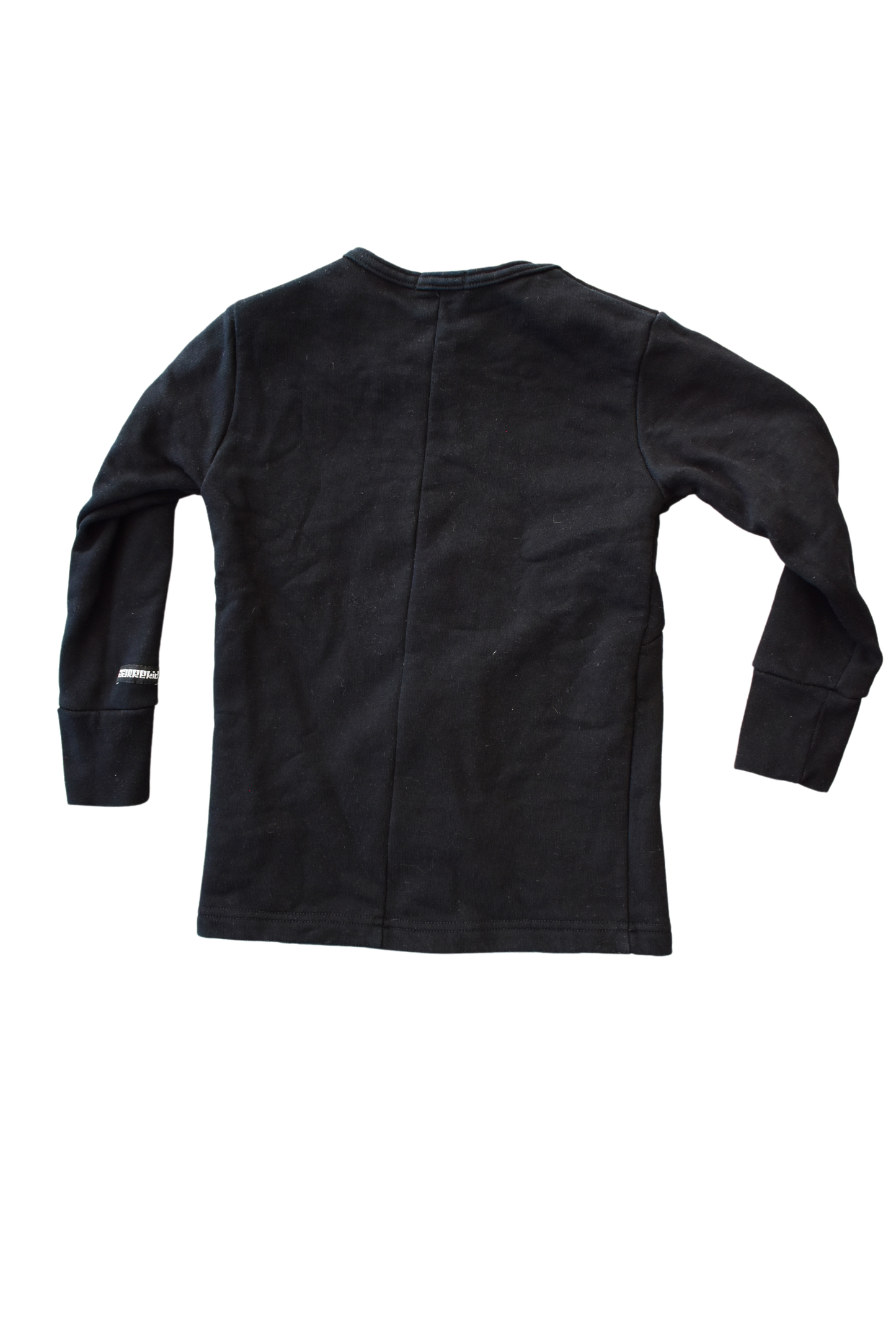 musta-olalla nepparit-edessä-vino-tasku-collegepaita-aarre