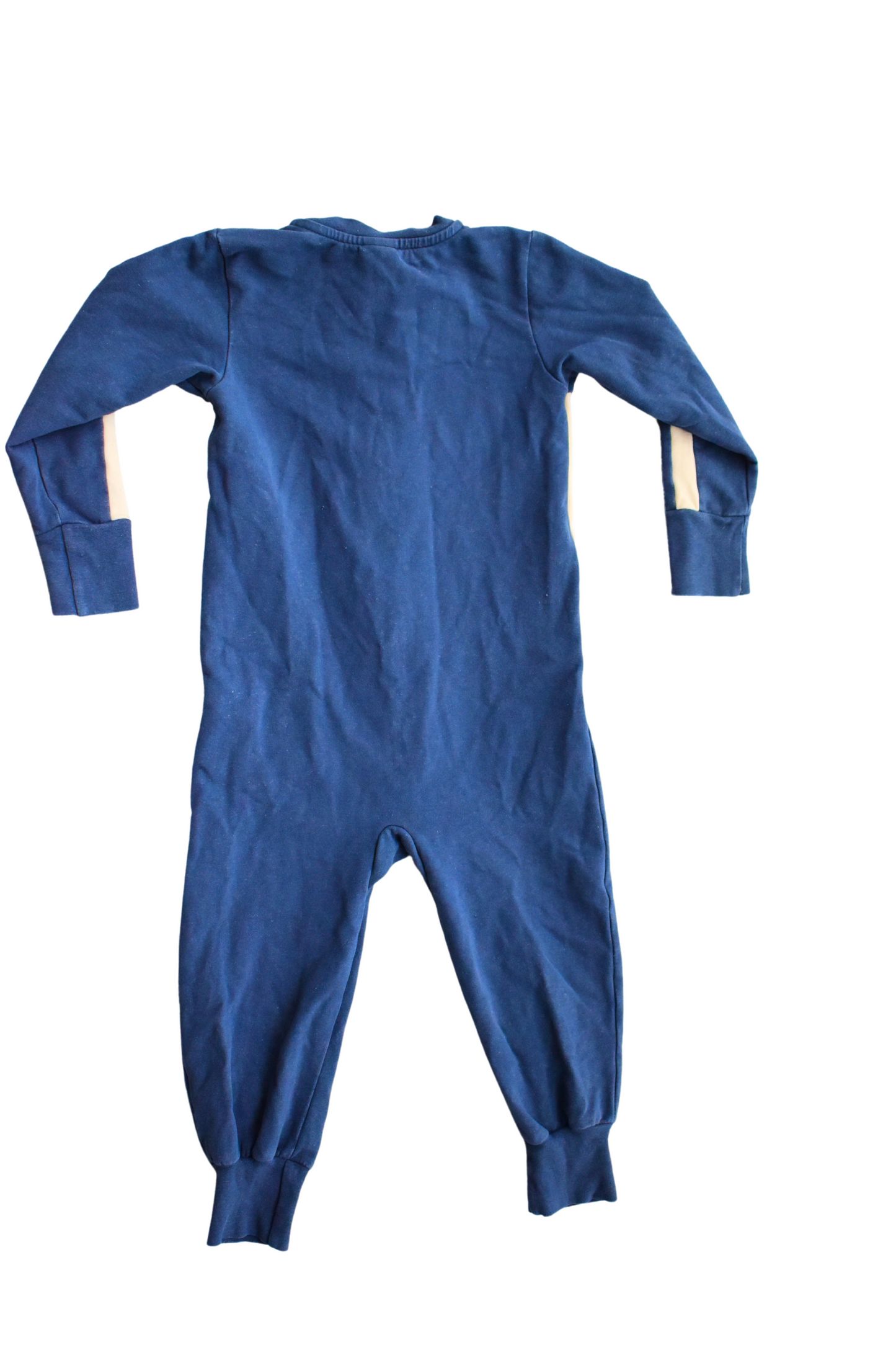 sininen-valkoiset-raidat-käsivarsissa-collegehaalari-aarre